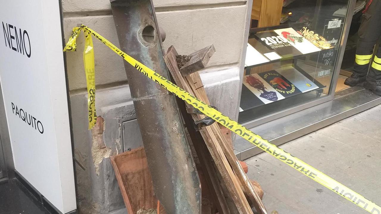 Crolla un pezzo di sottotetto in strada paura tra i passanti in Corso Italia