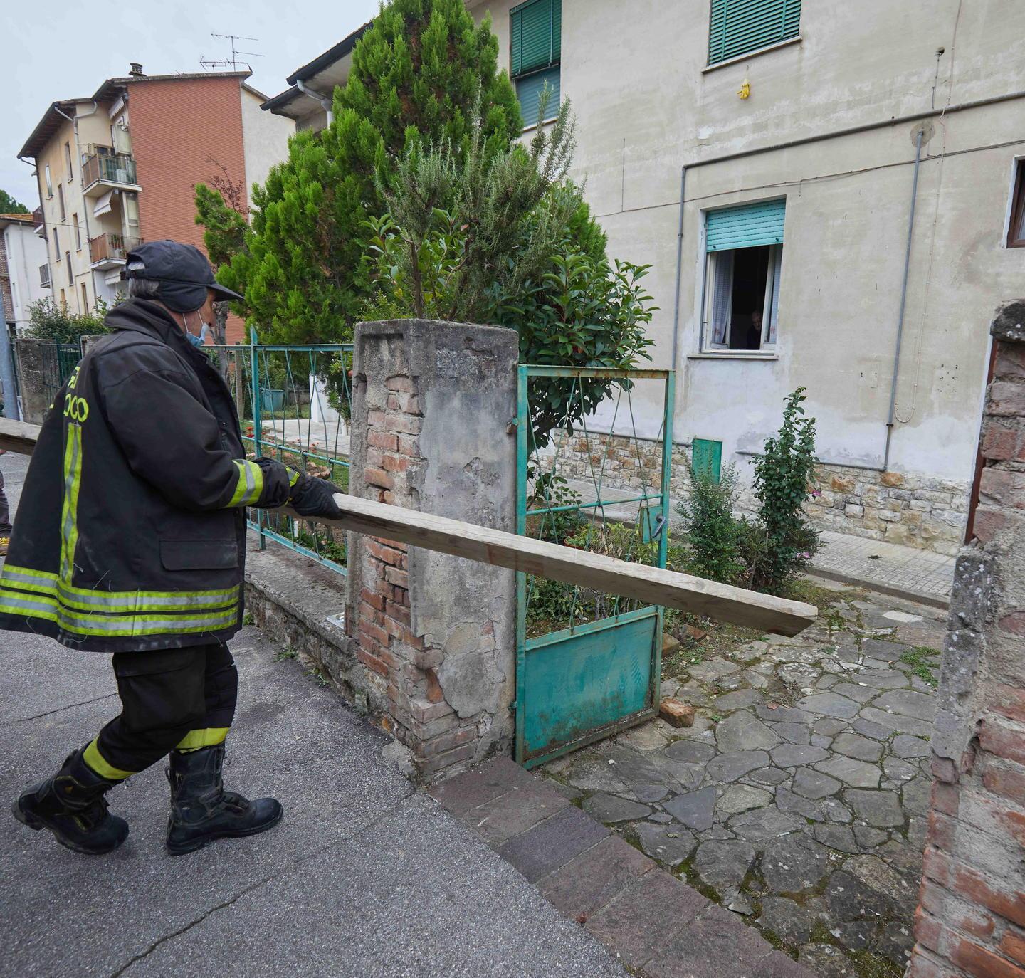 Tetto a rischio di crollo, evacuate dieci persone 