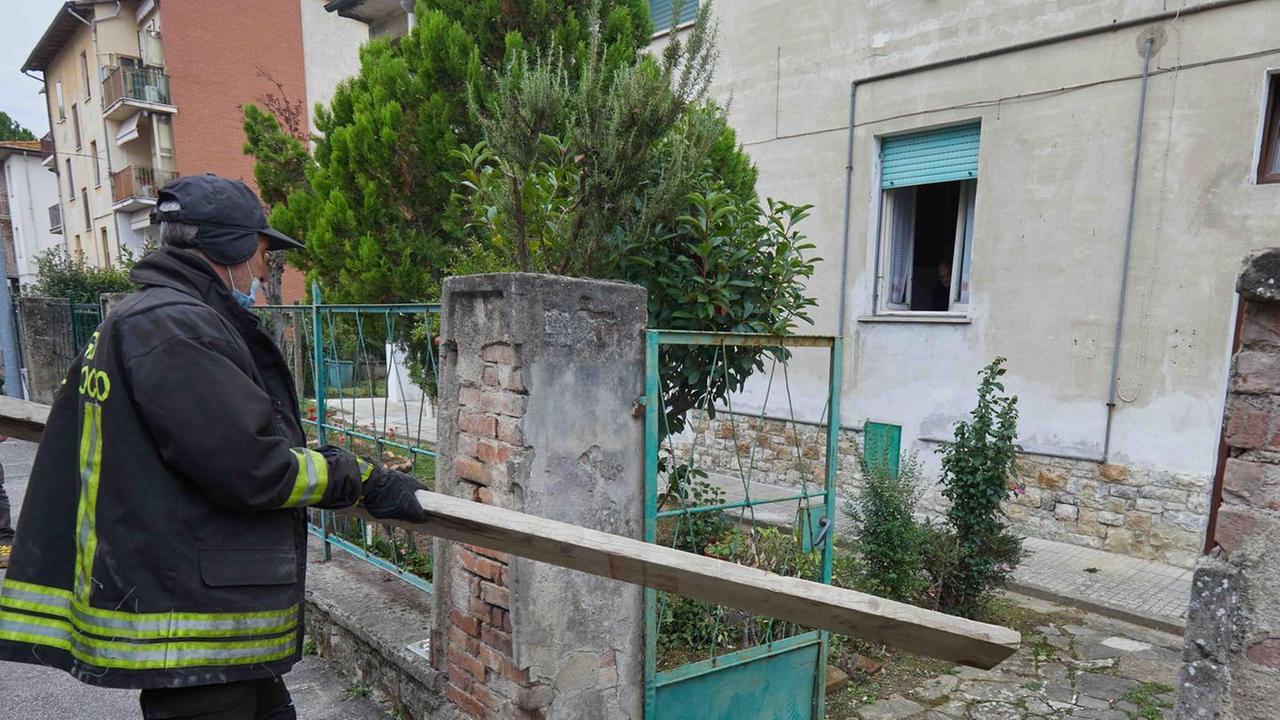 Tetto a rischio di crollo, evacuate dieci persone