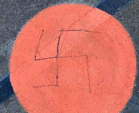 Oltraggio al Popol Giost Vergata una svastica nella piazza rinnovata 
