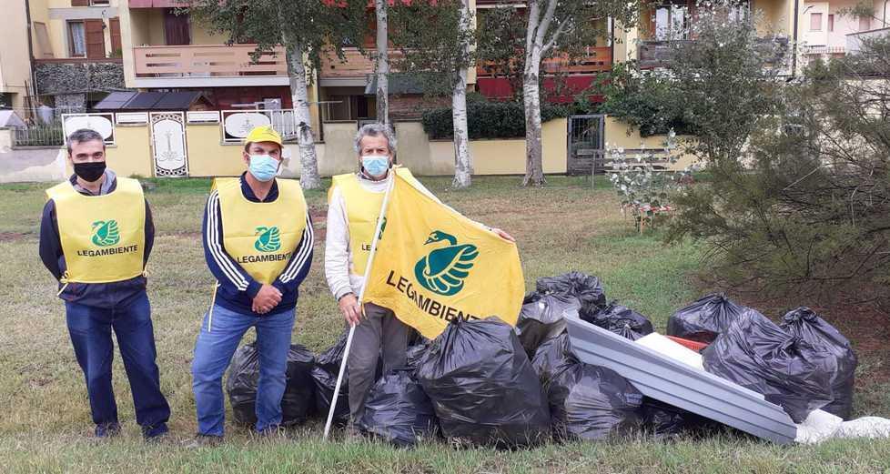 Volontari contro i rifiuti Ripuliti argine e ciclabile
