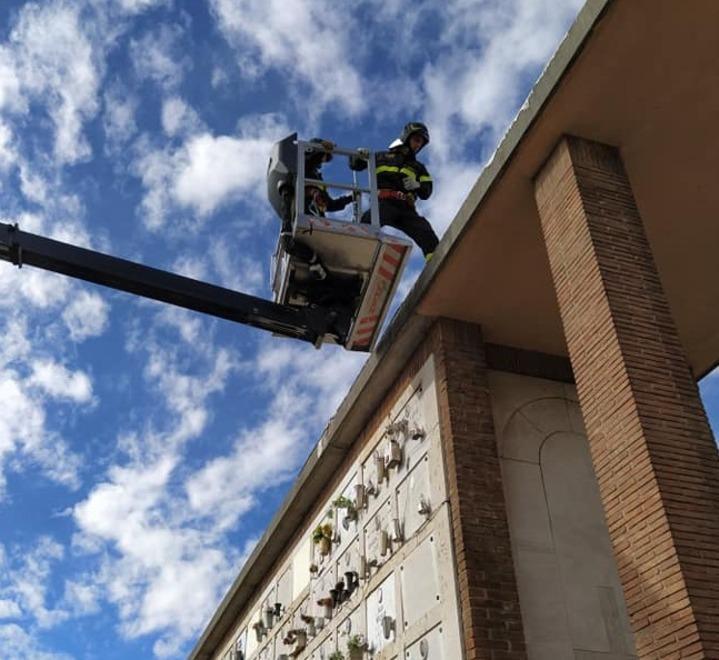Il vento danneggia la copertura dei loculi al cimitero