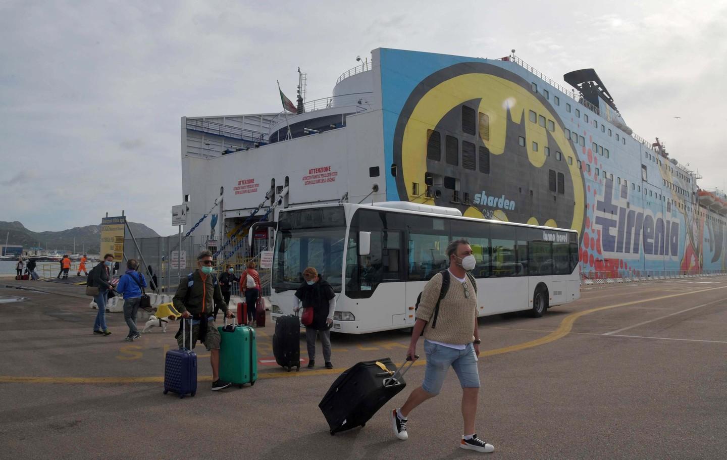 Niente bus, passeggeri sotto la pioggia 