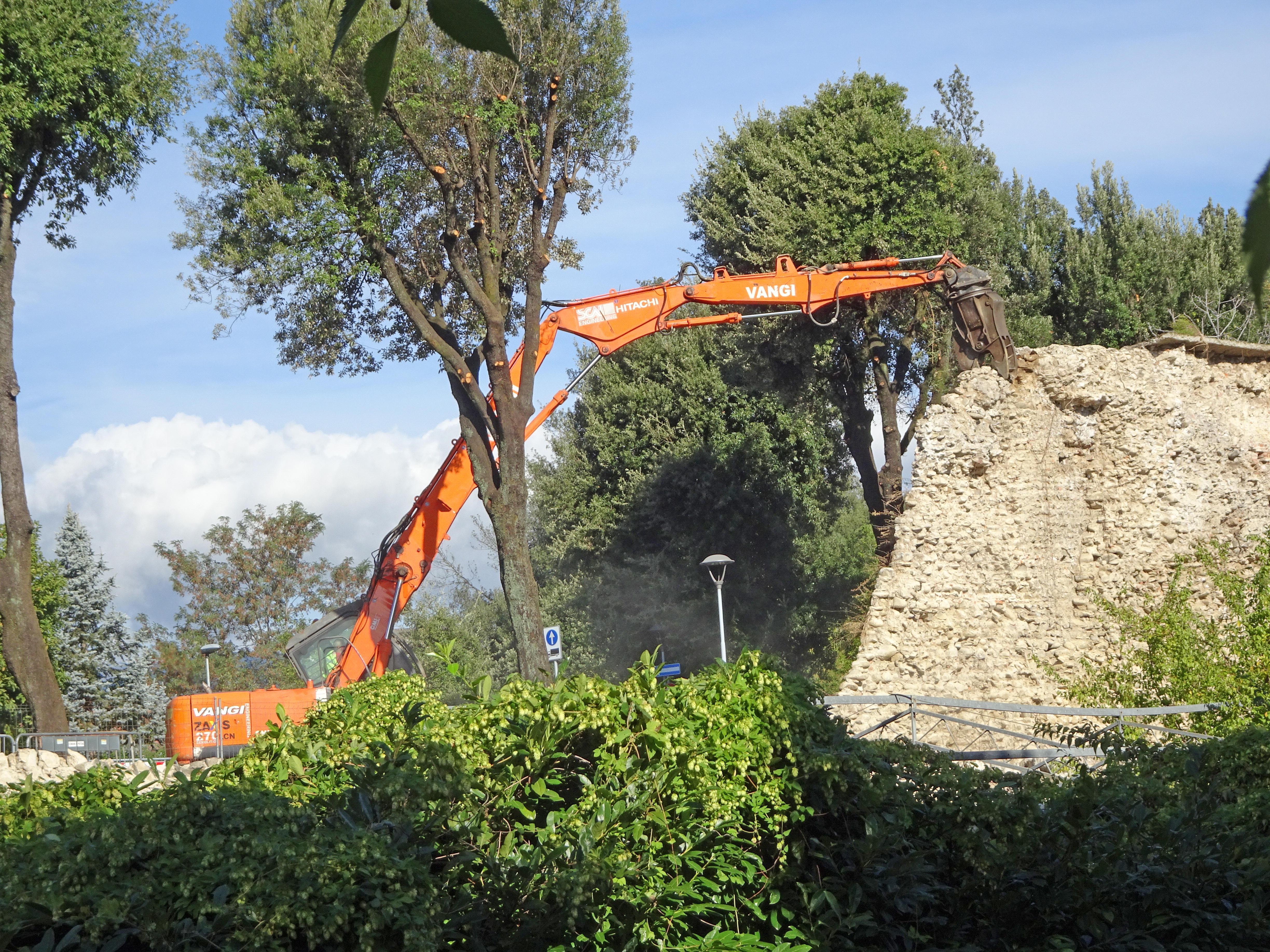 Ruspa al lavoro sulle Mura e traffico caos ma arriva già una pausa 
