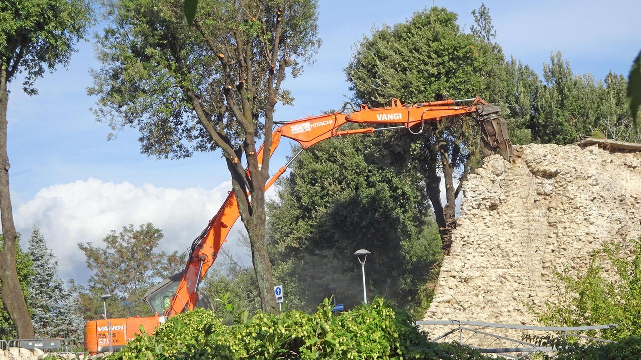 Ruspa al lavoro sulle Mura e traffico caos ma arriva già una pausa