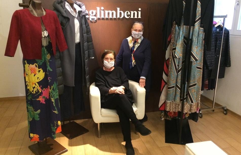 Giovanna e Maria Teresa Saglimbeni nel loro negozio di via Diaz