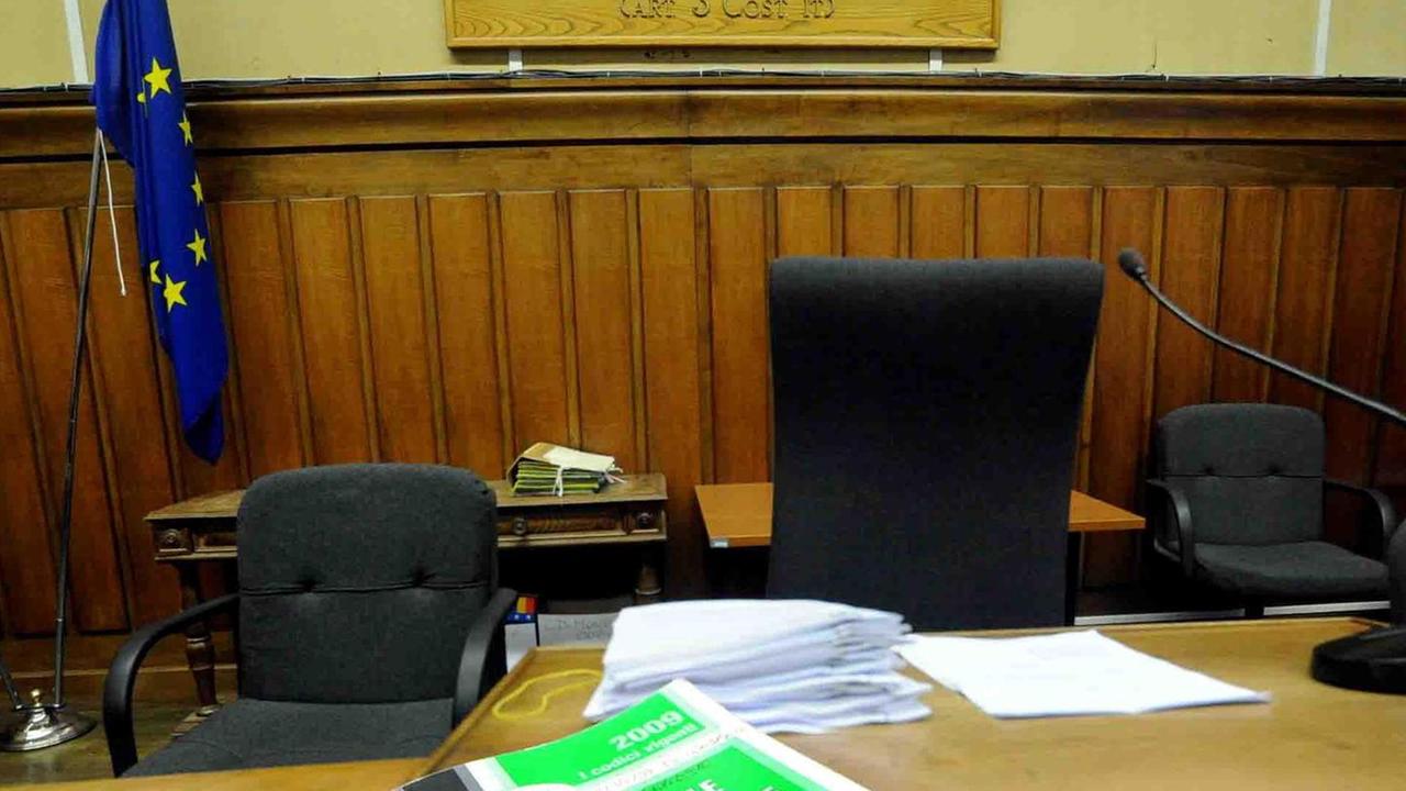 Obbliga la moglie a fare sesso a tre minacciando di vendicarsi sui figli