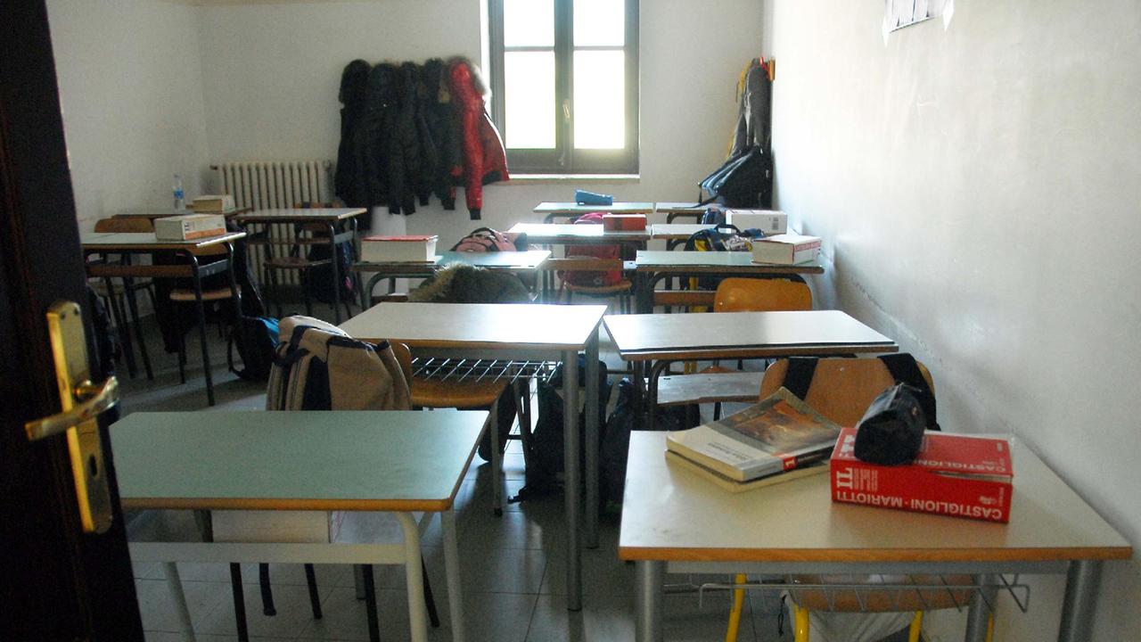 Una classe vuota in un’immagine di archivio