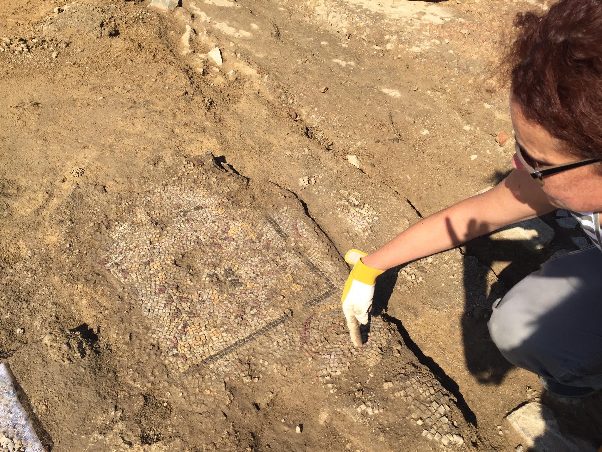 Una piccola porzione di quel che resta del pavimento a mosaico della villa con decorazione geometrica tardo antica
