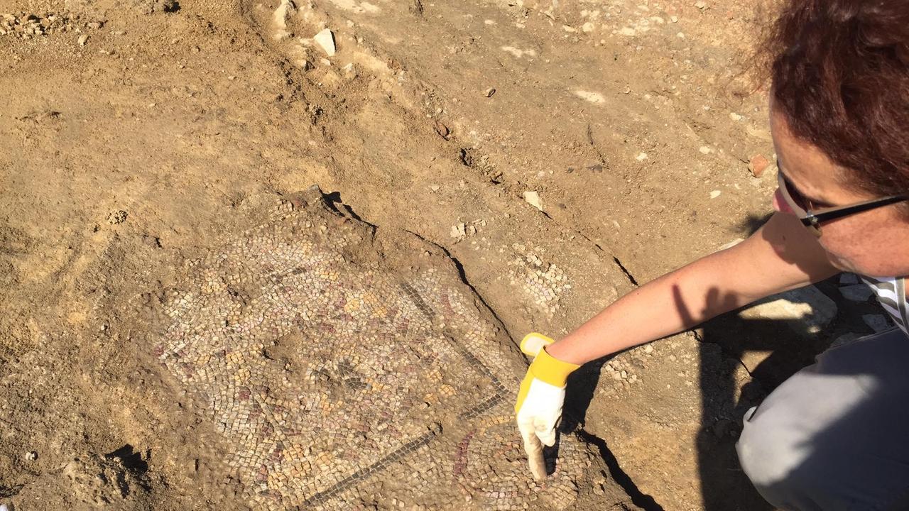 Una piccola porzione di quel che resta del pavimento a mosaico della villa con decorazione geometrica tardo antica