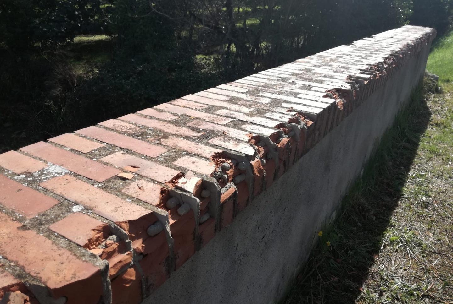 Donoratico, preso a martellate il corrimano del ponte sul fosso dei Molini 
