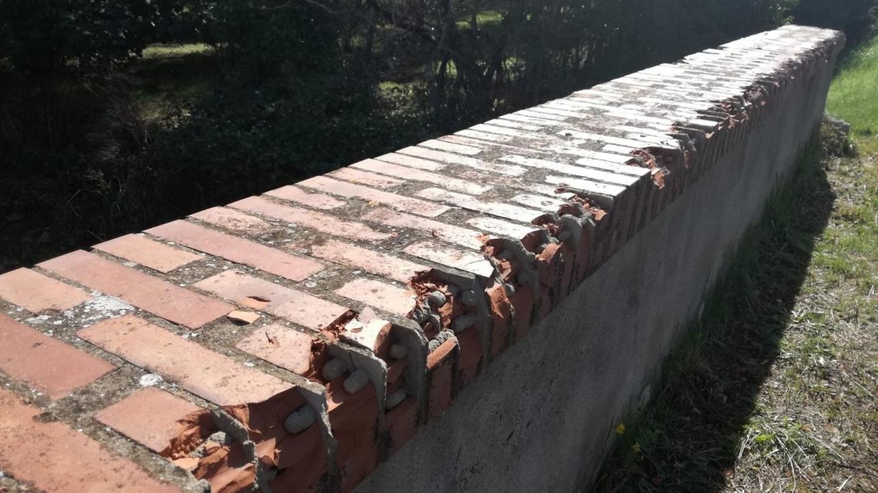 Donoratico, preso a martellate il corrimano del ponte sul fosso dei Molini