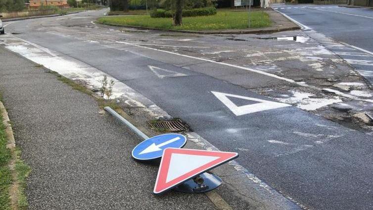 Cartelli stradali di Vada abbattuti. Il vento? No, i vandali...
