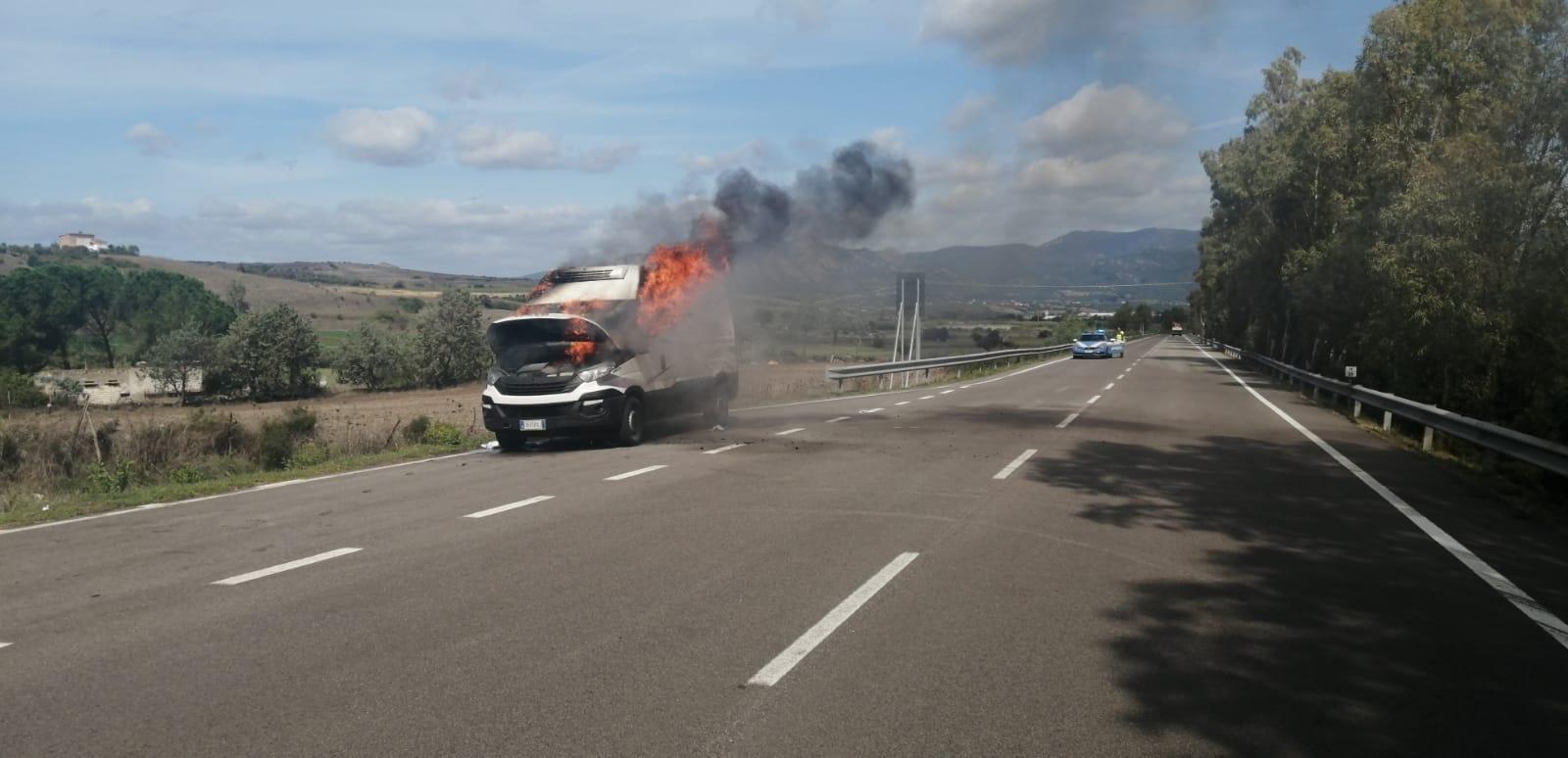 Paura sulla Sassari-Tempio, esplode la bombola e prende fuoco un furgone frigo 