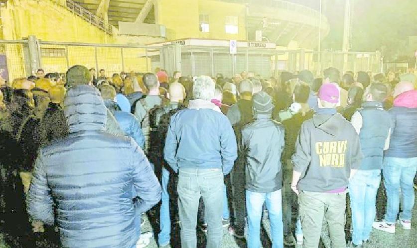 I tifosi del Livorno durante l'assemblea organizzata fuori dallo stadio nella sera di lunedì 28 settembre