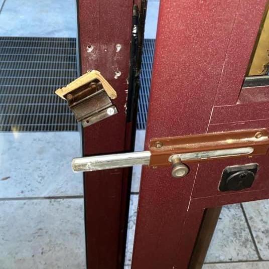 La porta scassinata dai ladri (fotoservizio Muzzi/renzullo)