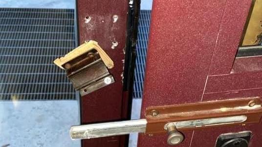La porta scassinata dai ladri (fotoservizio Muzzi/renzullo)