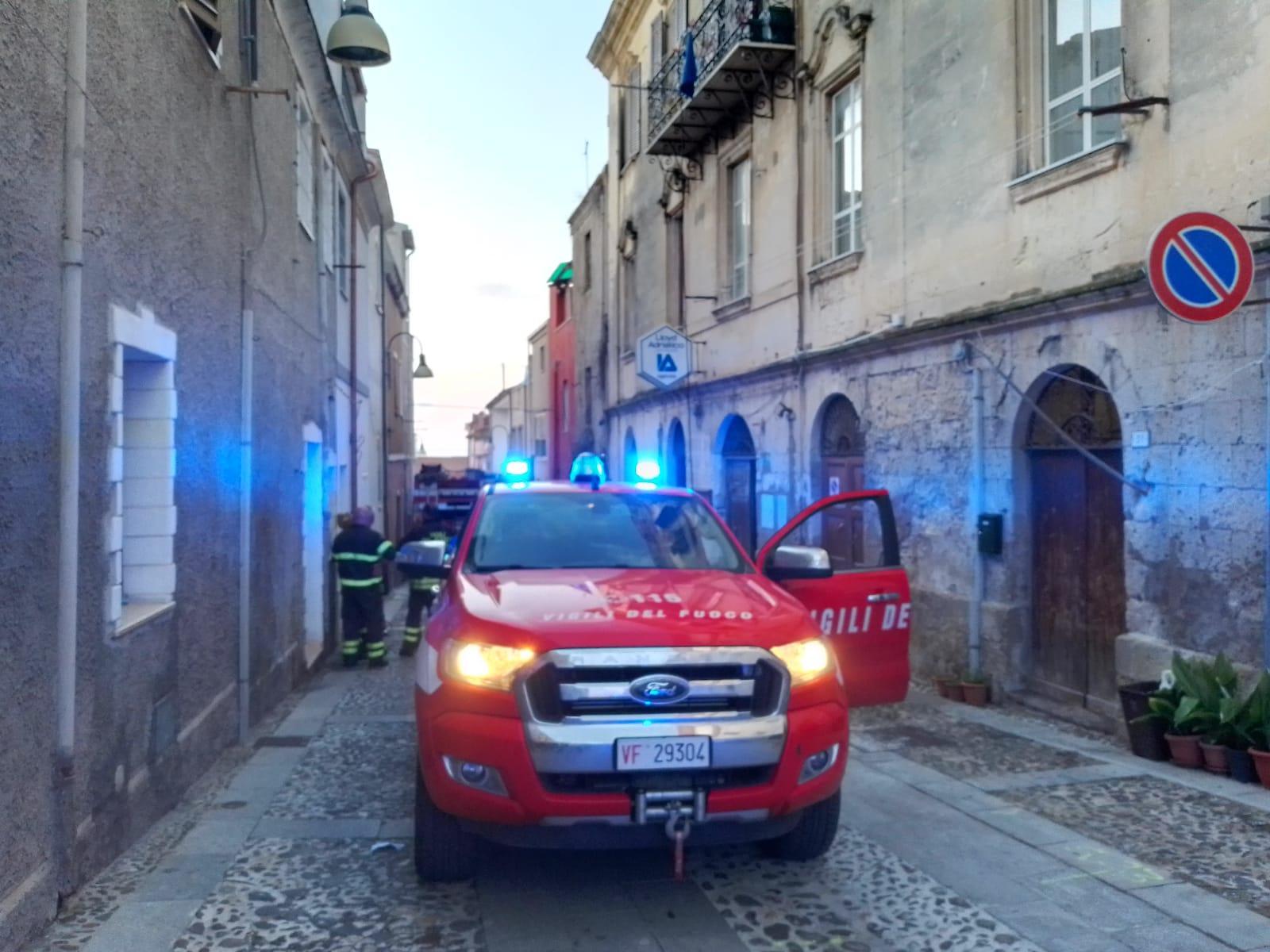 Sorso, incendio in un palazzo: due persone salvate dai carabinieri