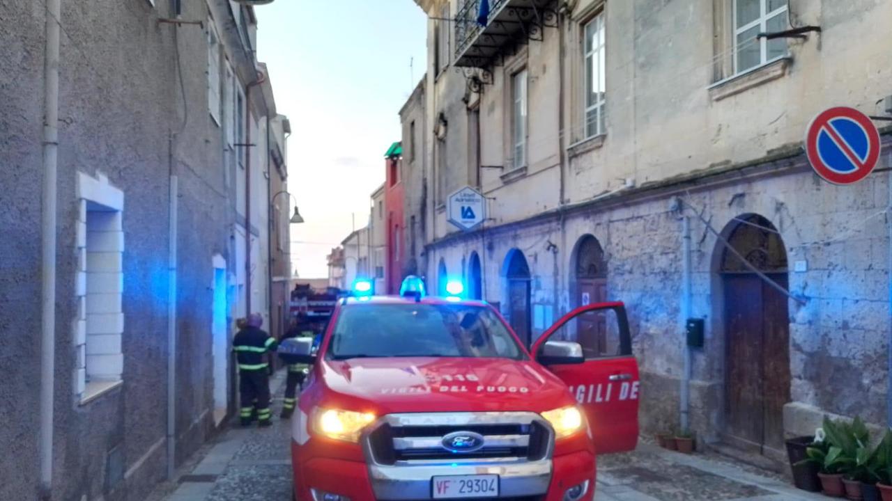 Sorso, incendio in un palazzo: due persone salvate dai carabinieri