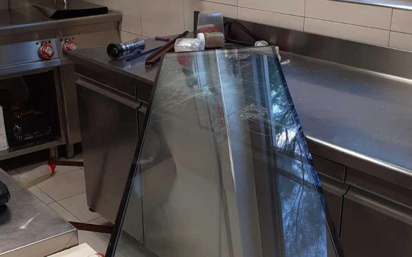 Ladri buttano in mare il registratore di cassa e scappano con i soldi dalla baracchina "La Vela"