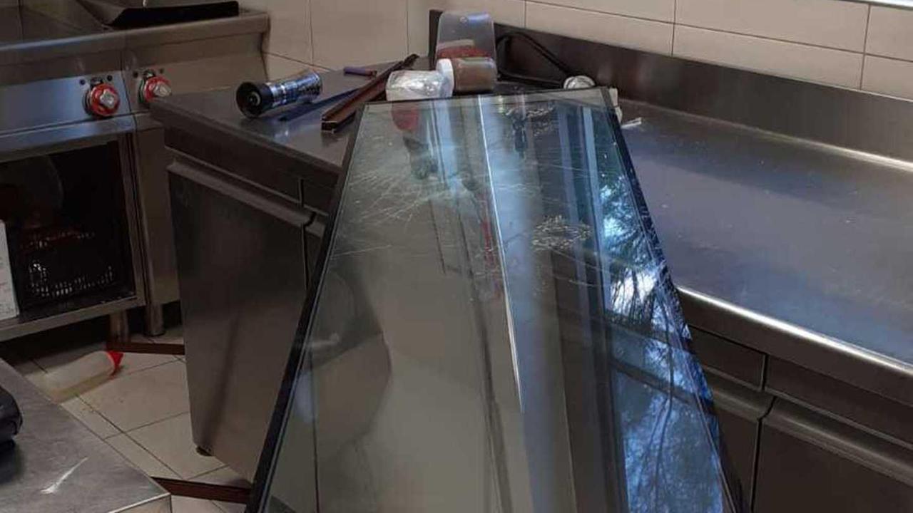 Ladri buttano in mare il registratore di cassa e scappano con i soldi dalla baracchina "La Vela"