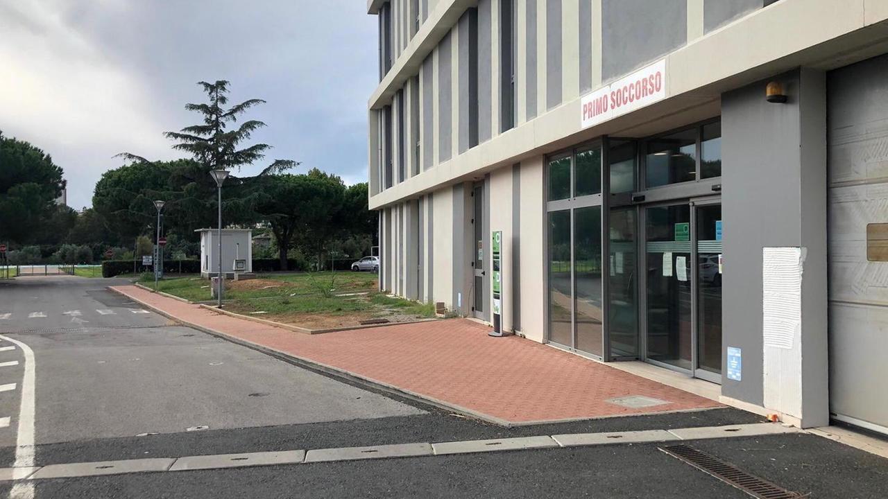 Analisi del sangue e visite «In fila sotto alla pioggia»