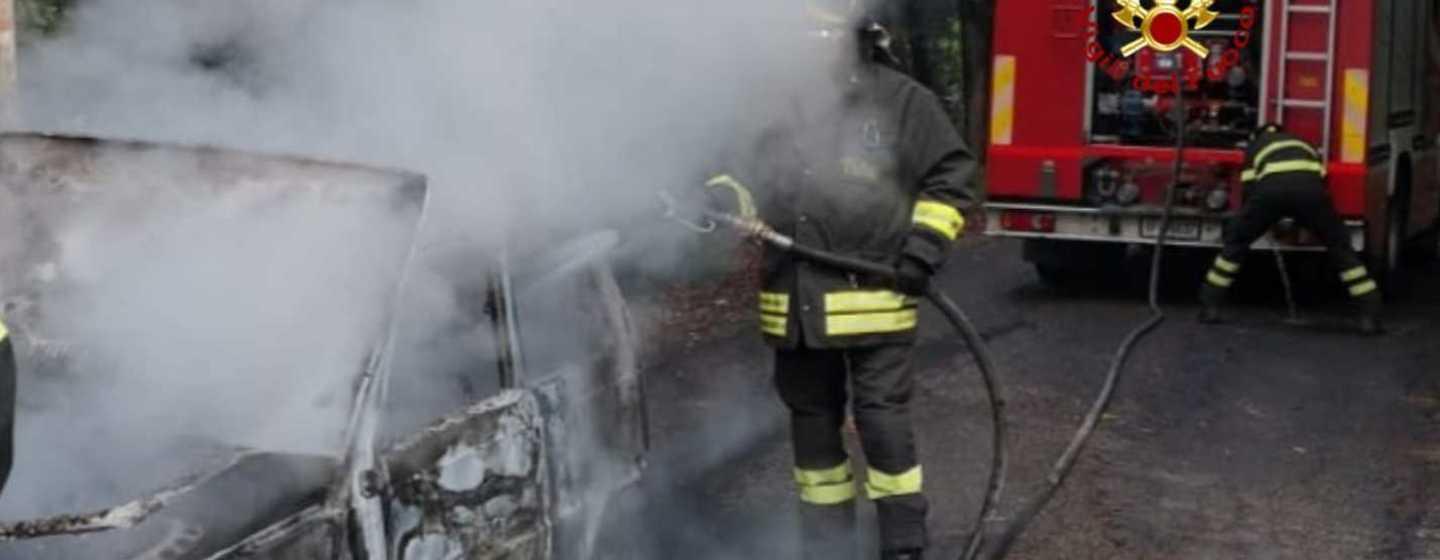 Auto in sosta va a fuoco sulla strada per il cimitero