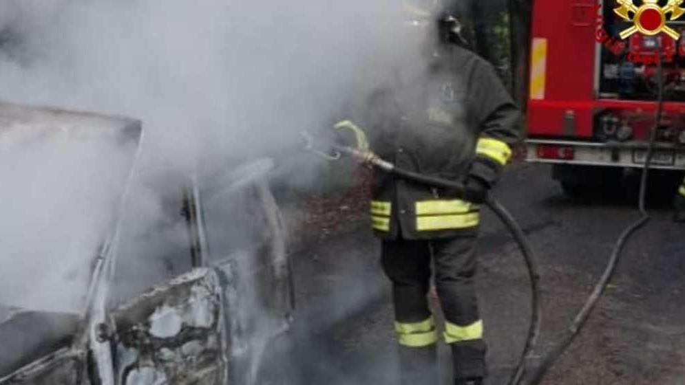 Auto in sosta va a fuoco sulla strada per il cimitero