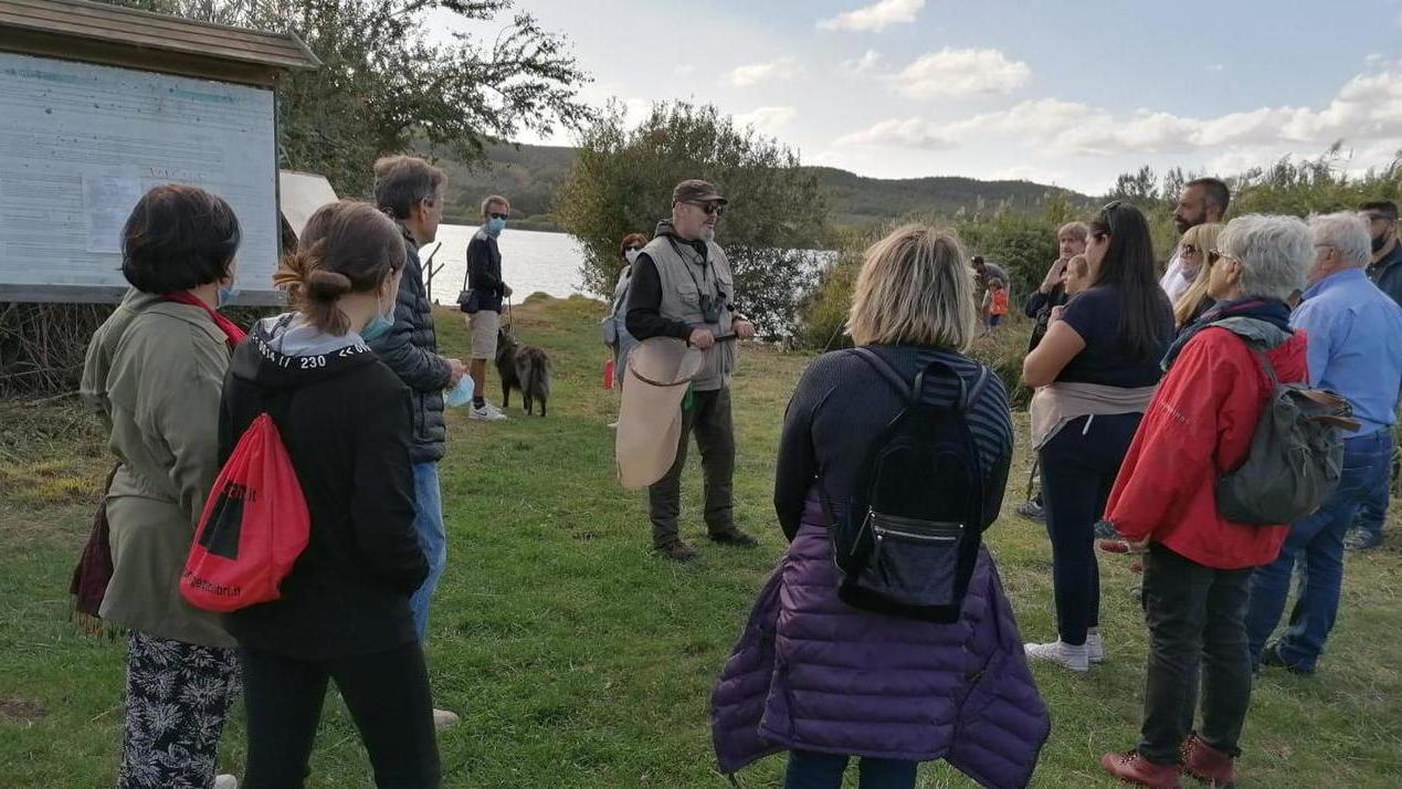 Nuovi pannelli sui due percorsi al lago dell’Accesa