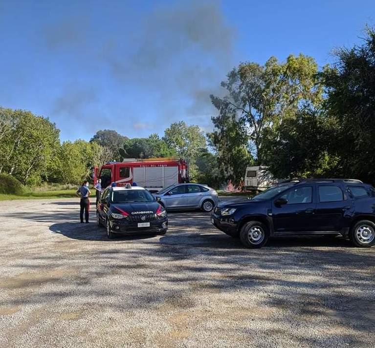 Roulotte avvolta dalle fiamme, paura ad Albinia 