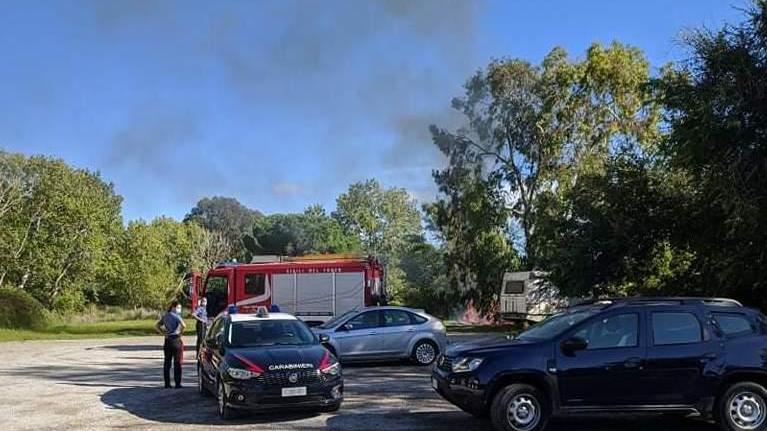 Roulotte avvolta dalle fiamme, paura ad Albinia