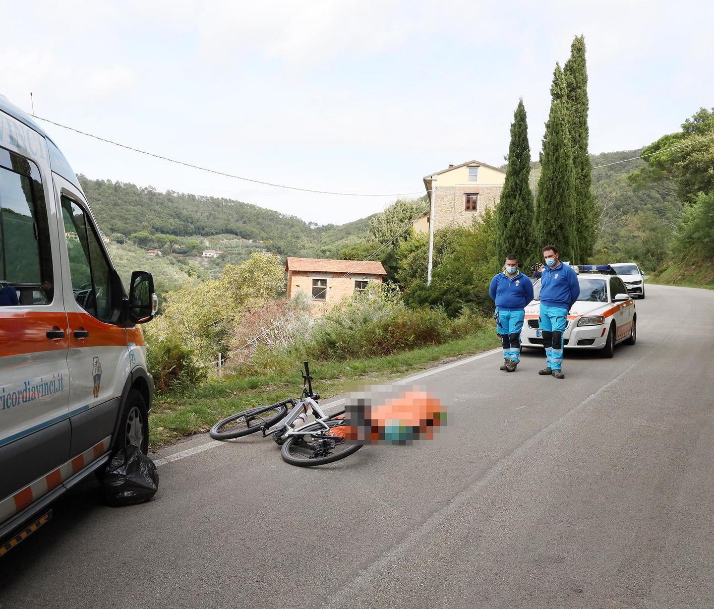Stroncato da un malore mentre va in bicicletta 