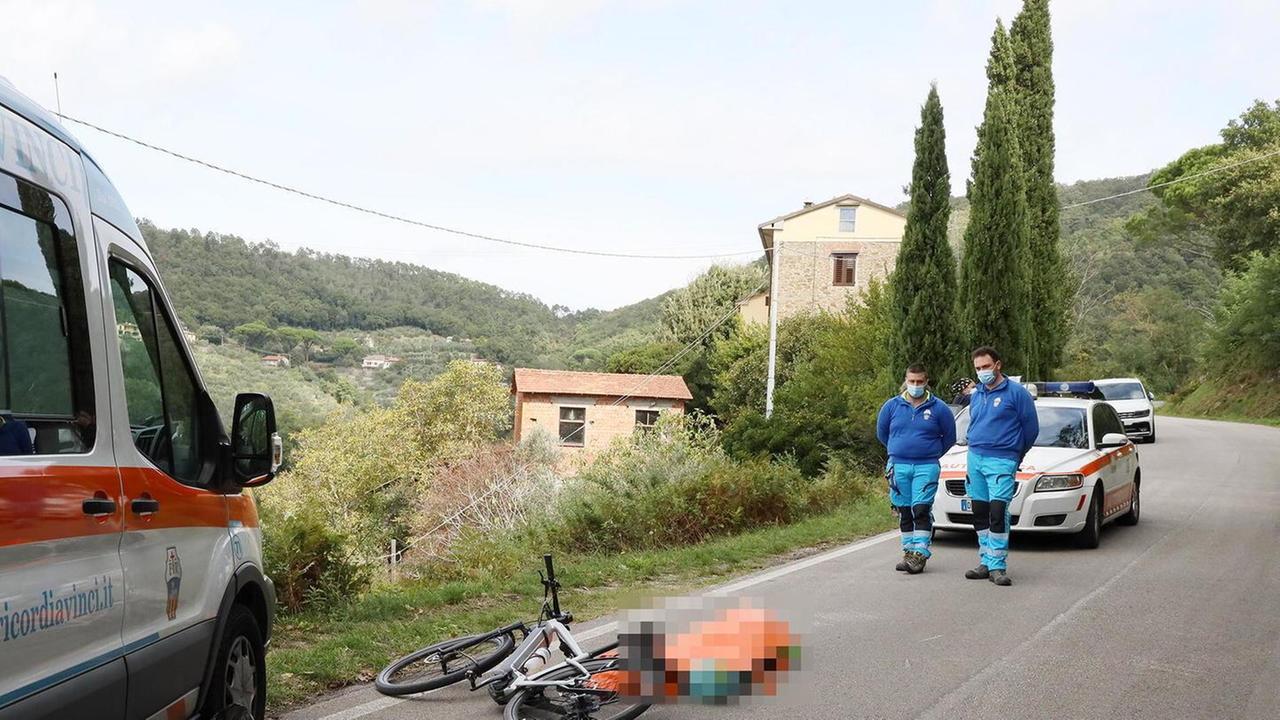 Stroncato da un malore mentre va in bicicletta