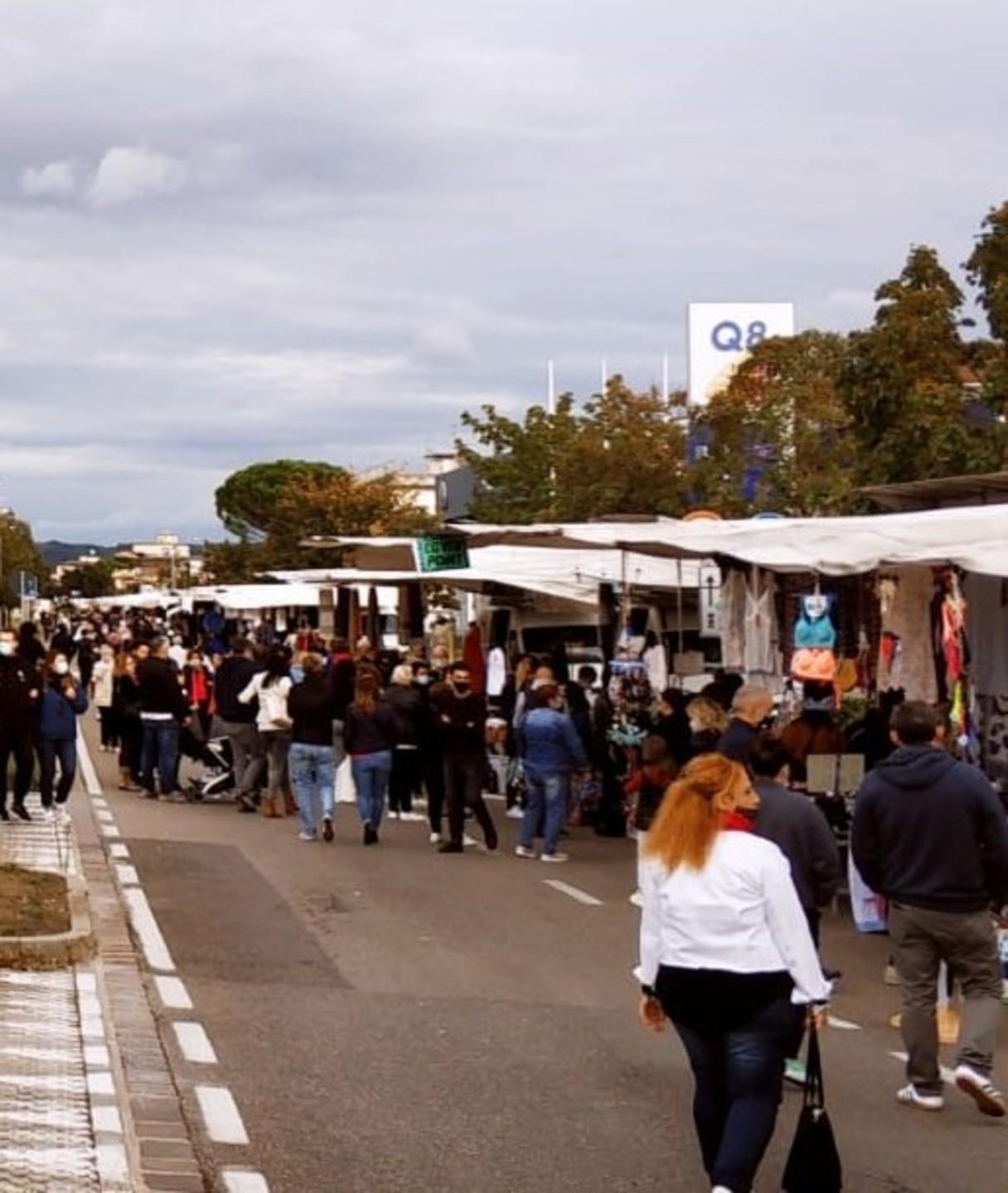 In tanti per lo shopping lungo viale Togliatti