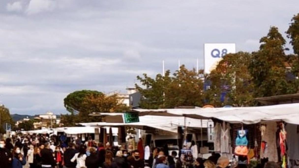 In tanti per lo shopping lungo viale Togliatti