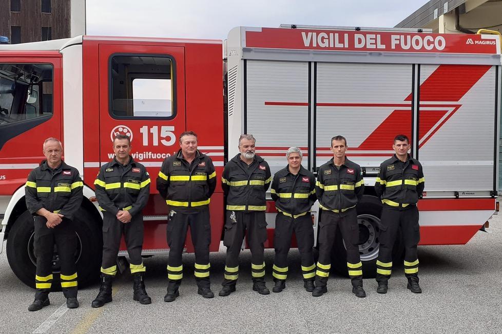 Sale sul davanzale per gettarsi Bloccato da carabinieri e vigili 