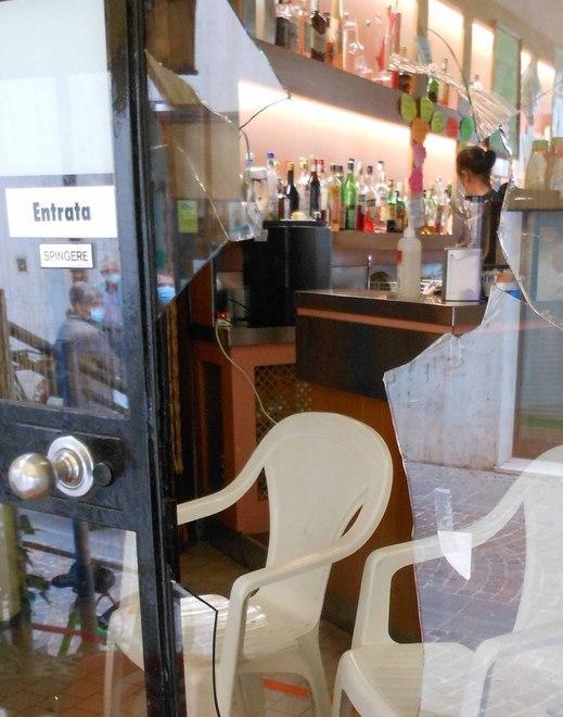 Colpo in tabaccheria Prima la spaccata poi la razzia di sigarette 