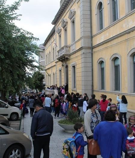 Otto positivi, scuole ancora chiuse 