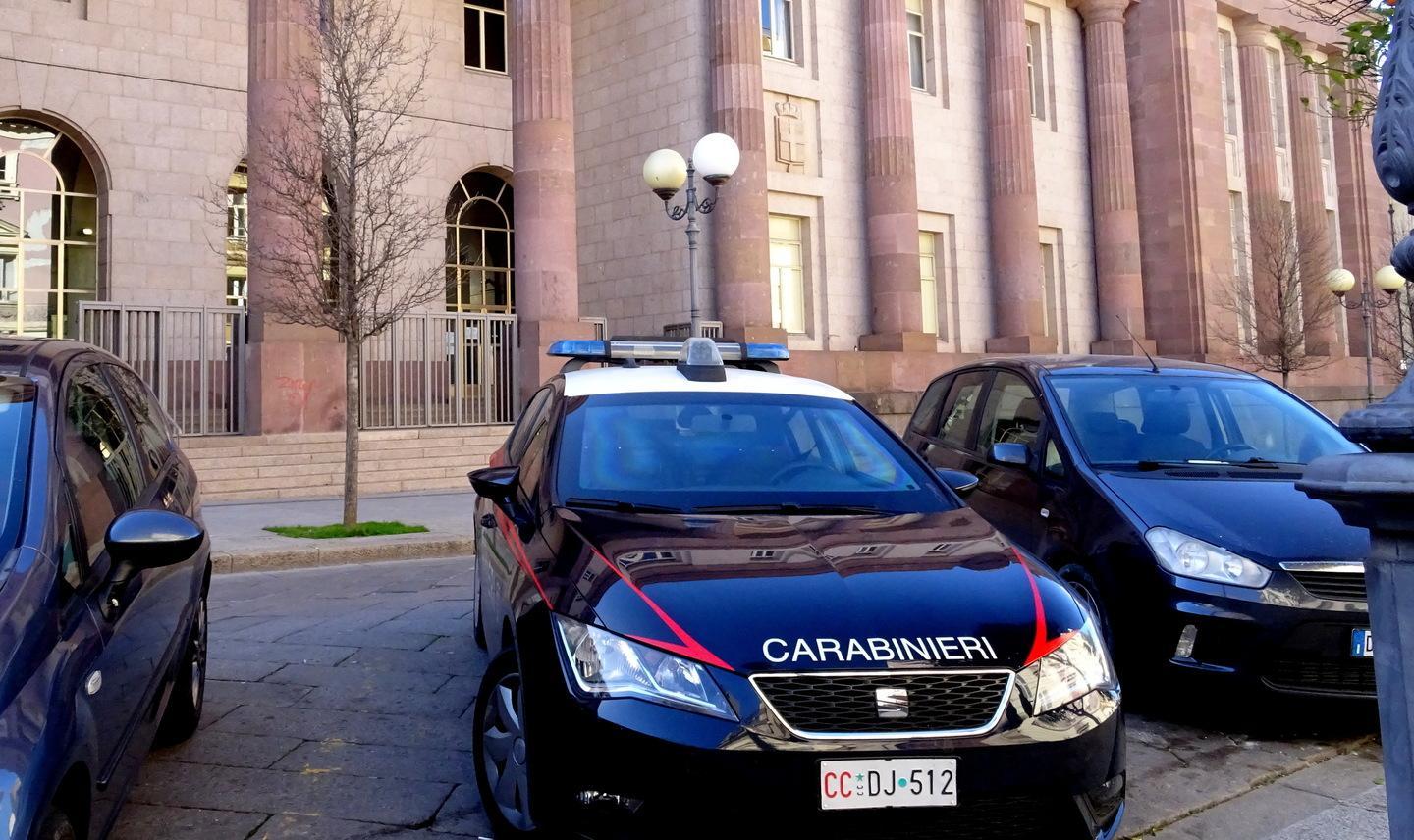 Dà in escandescenze fuori da un bar, arrestato un 39enne