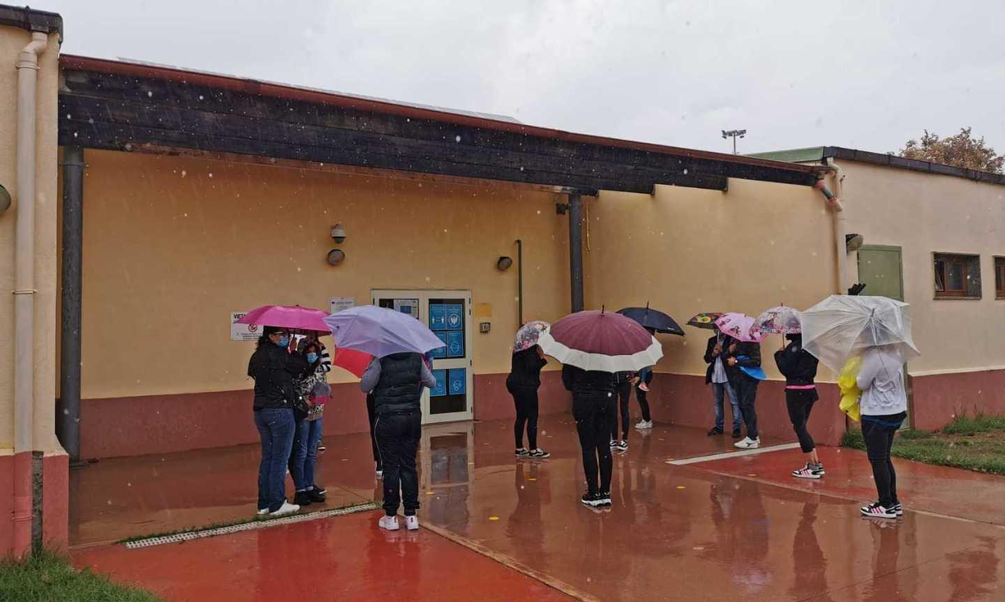La tettoia delle scuola non c’è più