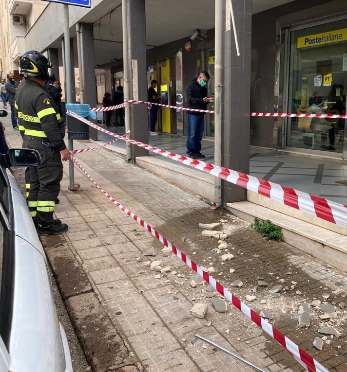 Crolla un cornicione in via Sacchi paura davanti alle Poste centrali
