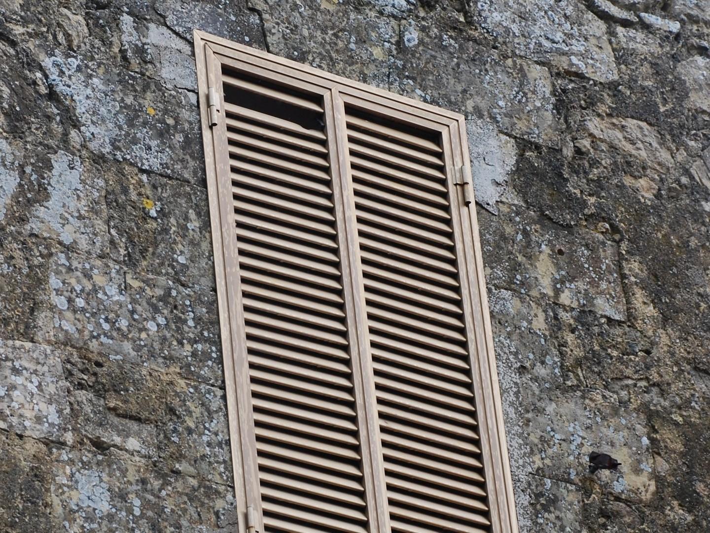 Fucilata contro la casa di una giovane coppia