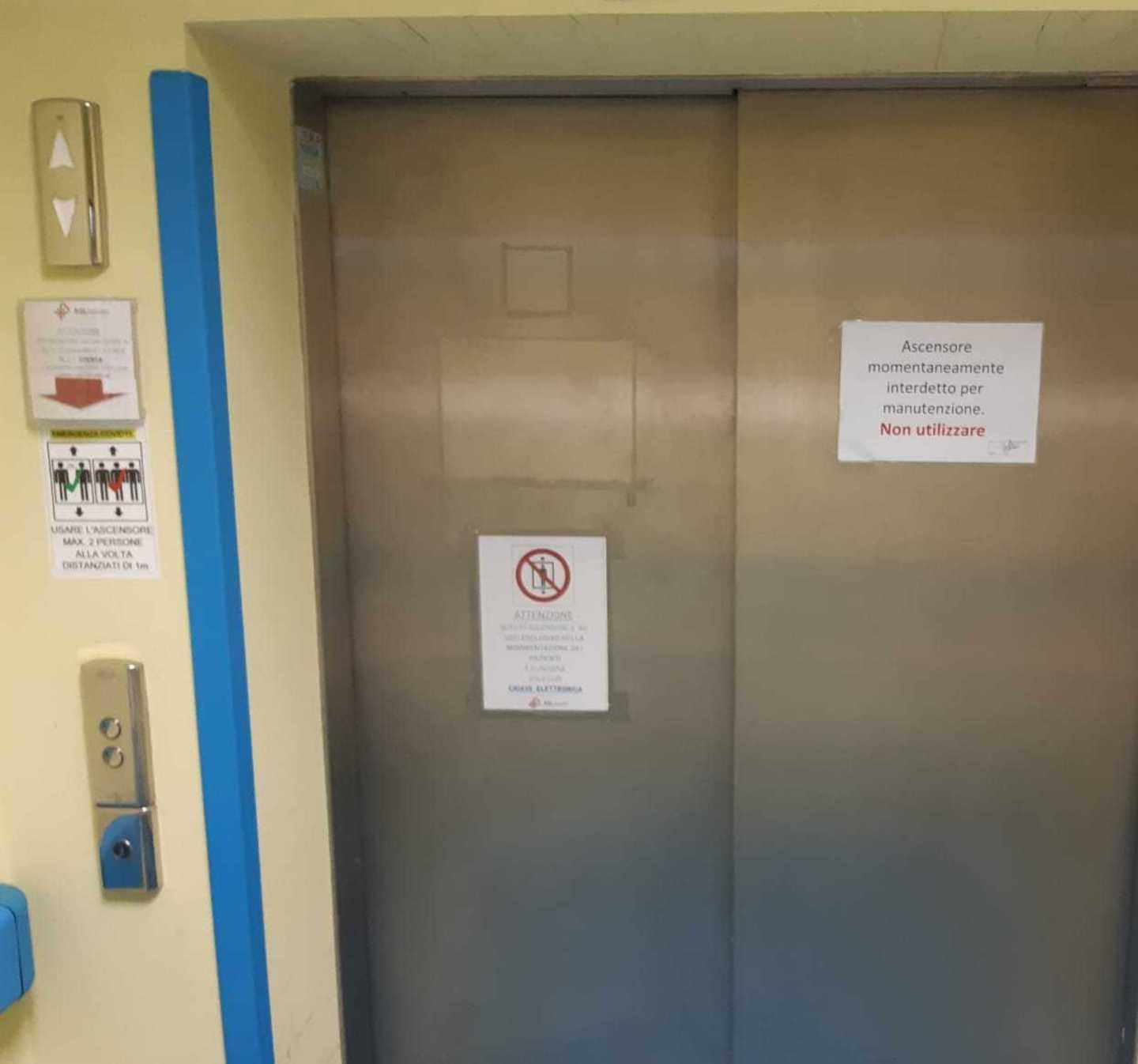 Ascensori rotti: sui montacarichi pazienti e armadietti