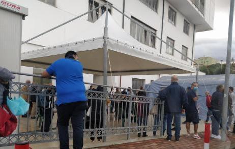 Tutti ammassati in fila per i tamponi 