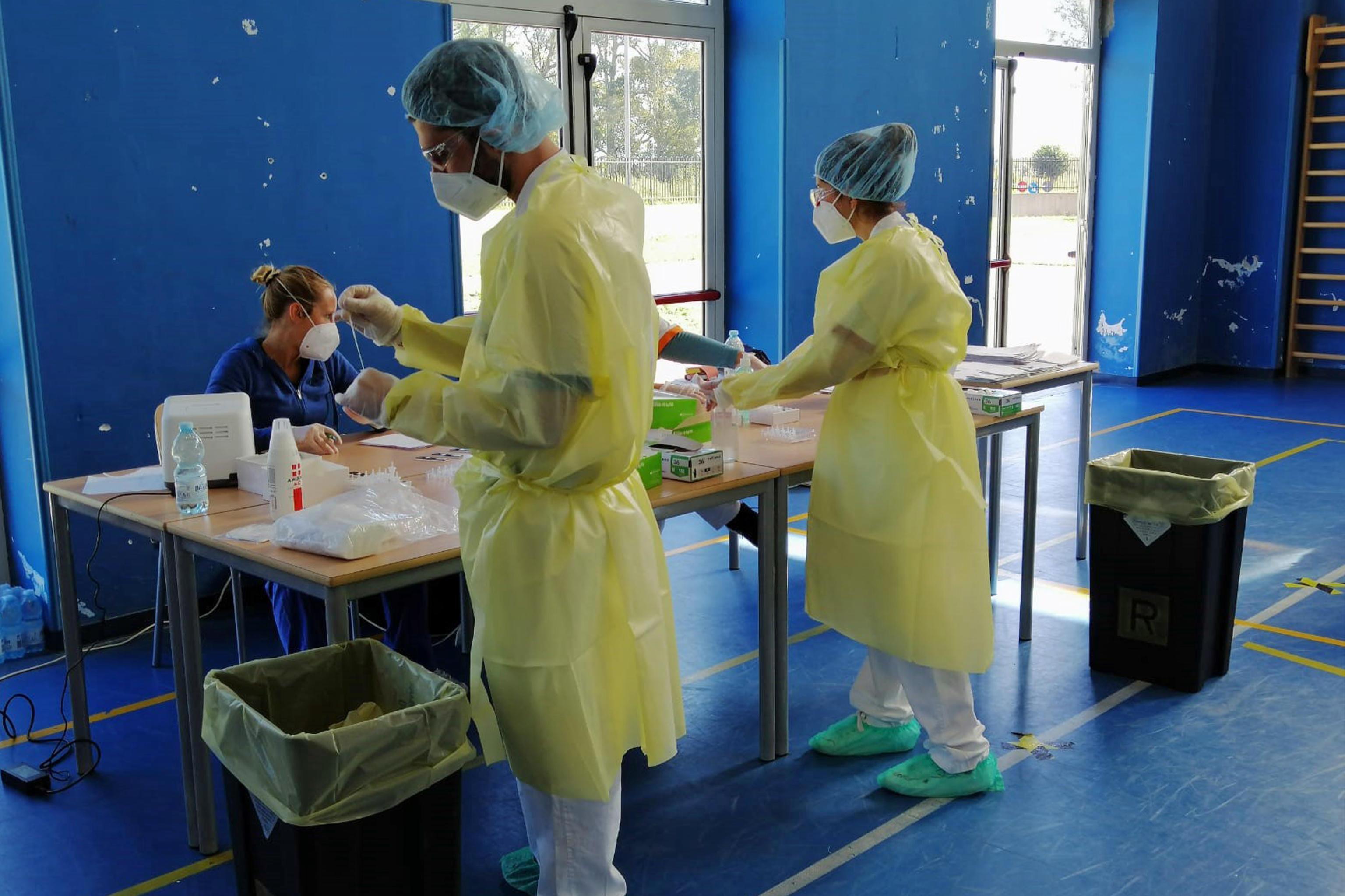 Scuola, le Asl toscane in crisi per i troppi tamponi. In arrivo due test rapidi e il piano "zero code" 