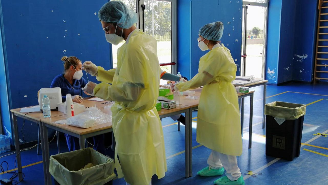 Scuola, le Asl toscane in crisi per i troppi tamponi. In arrivo due test rapidi e il piano "zero code"