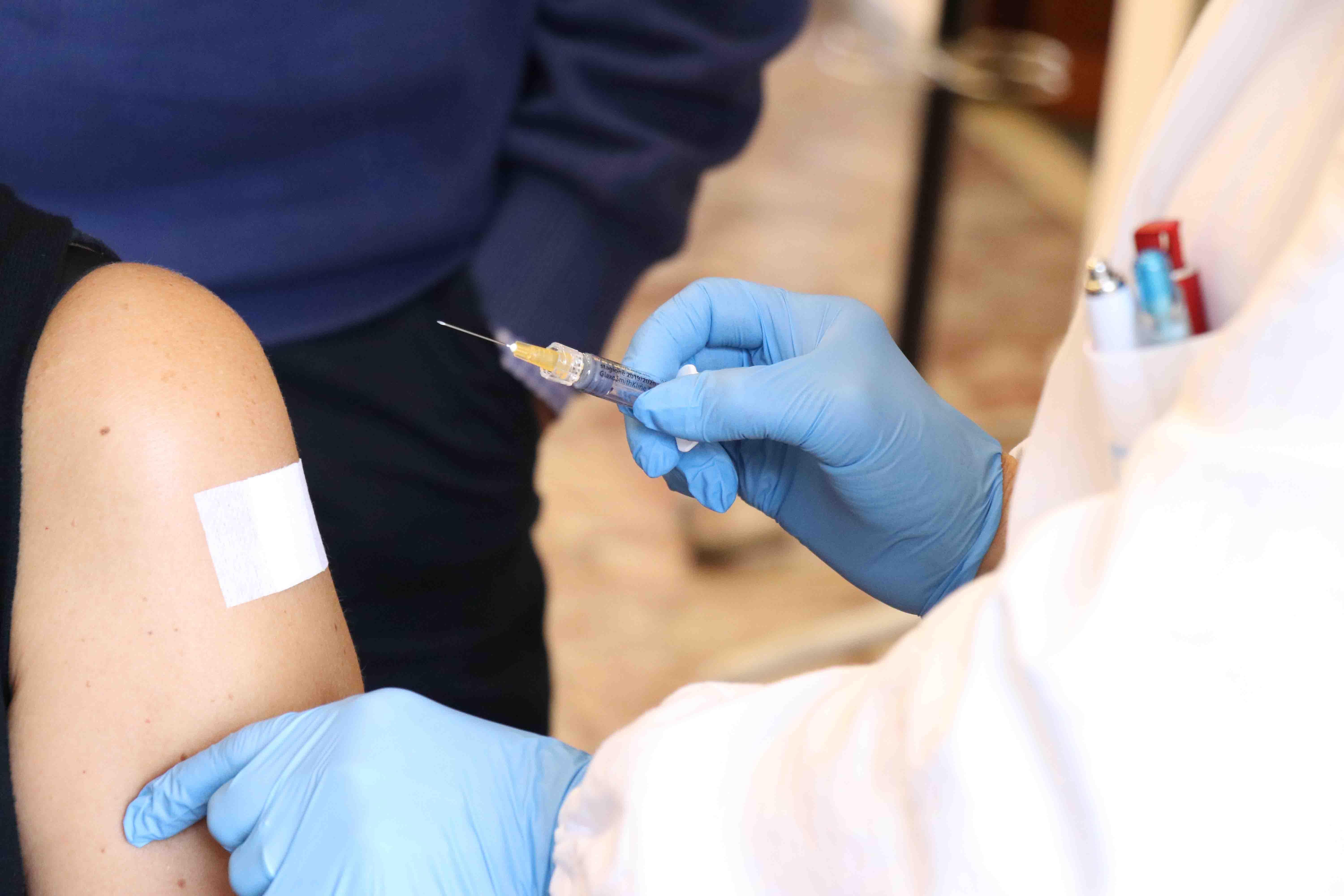 Modena. L'Ausl sospende le vaccinazioni agli adulti 