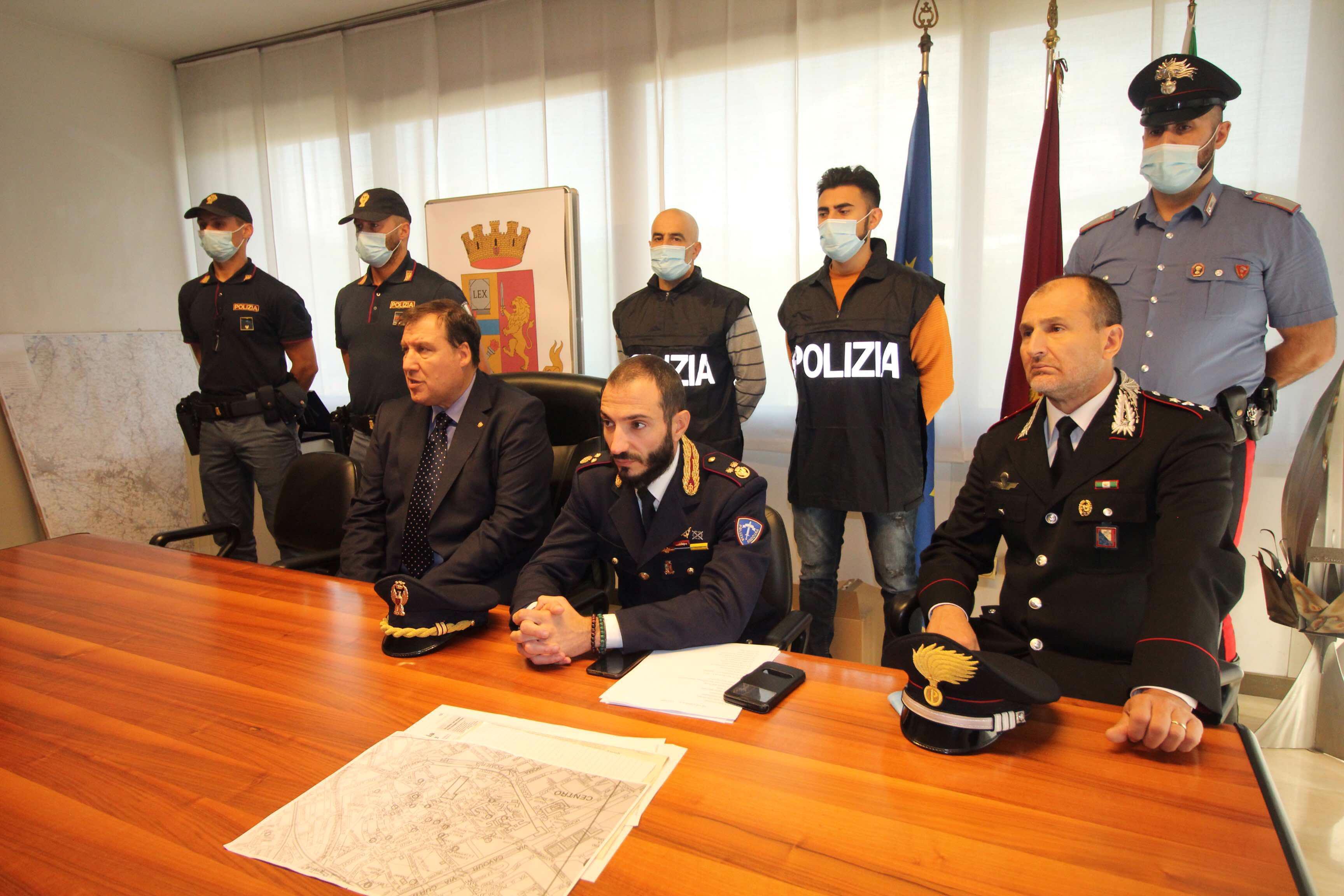 La conferenza stampa col questore Cesareo (primo a destra) e il capo della mobile Gallo (al centro)