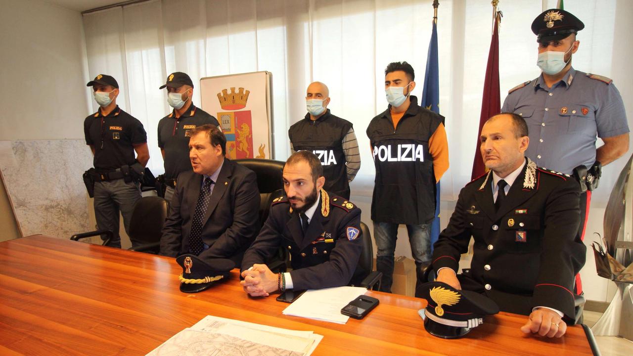La conferenza stampa col questore Cesareo (primo a destra) e il capo della mobile Gallo (al centro)