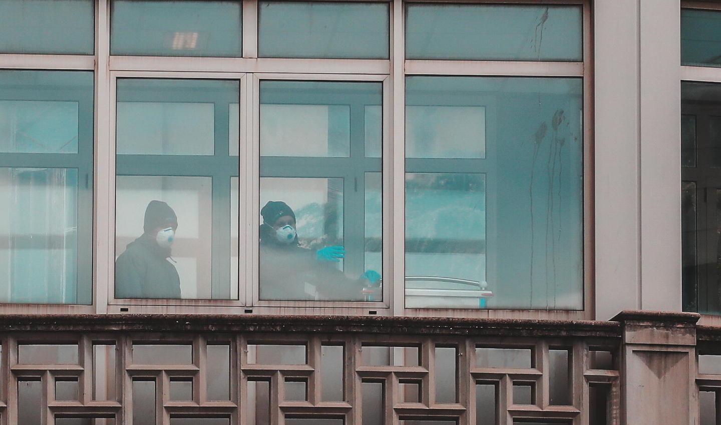 «Mascherine non certificate nel reparto Covid», maxi sequestro all'ospedale di Livorno: un indagato   